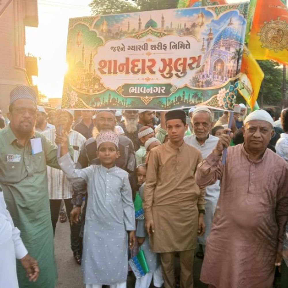 જશને ગ્યારવીહ શરીફ નિમિત્તે ભવ્ય ઝુલૂસ:વડવા તલાવડીથી આંબાચોક સુધી નીકળેલા ઝુલૂસમાં મુસ્લિમ સમાજના લોકો મોટી સંખ્યામાં જોડાયા