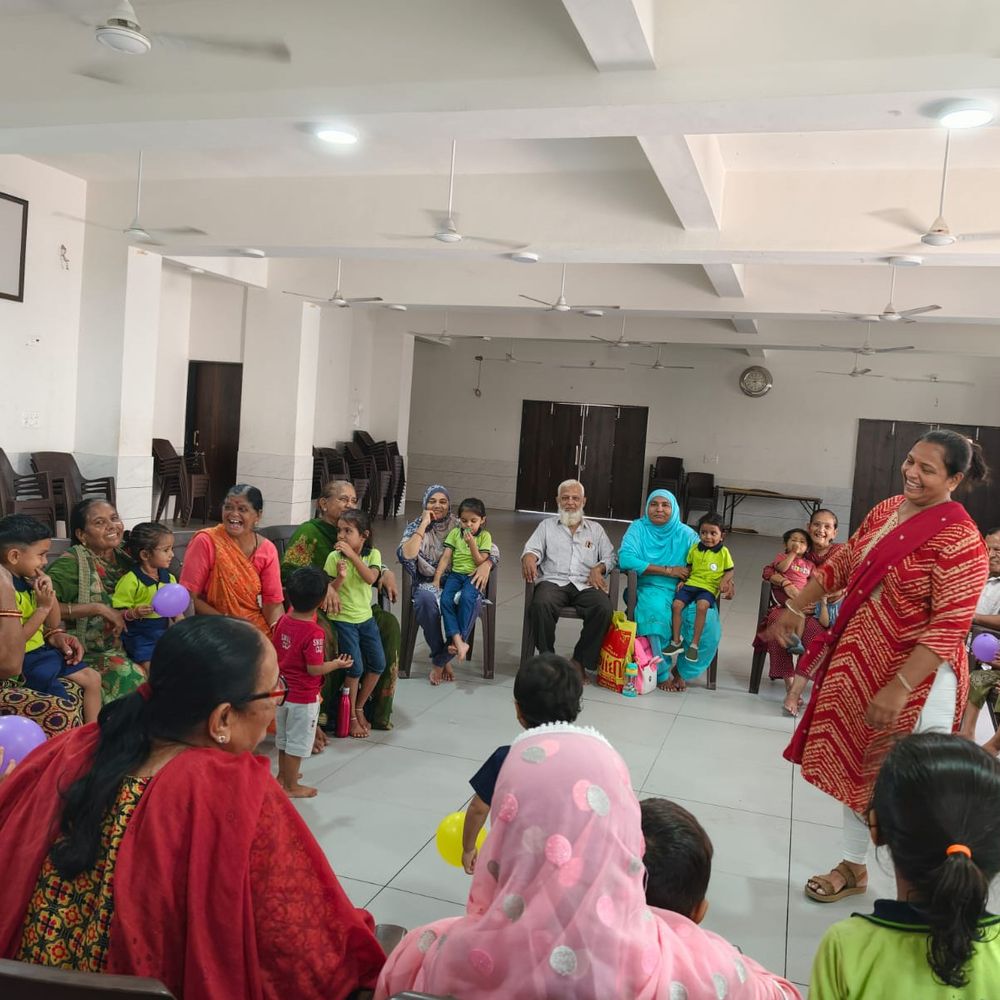 આગાખાન પ્રિ-સ્કૂલમાં ‘દાદા-દાદી દિવસ’ની ઉજવણી:સુરેન્દ્રનગરમાં બાળકોએ દાદા-દાદી સાથે રમતો રમી, અનુભવો વહેંચ્યા
