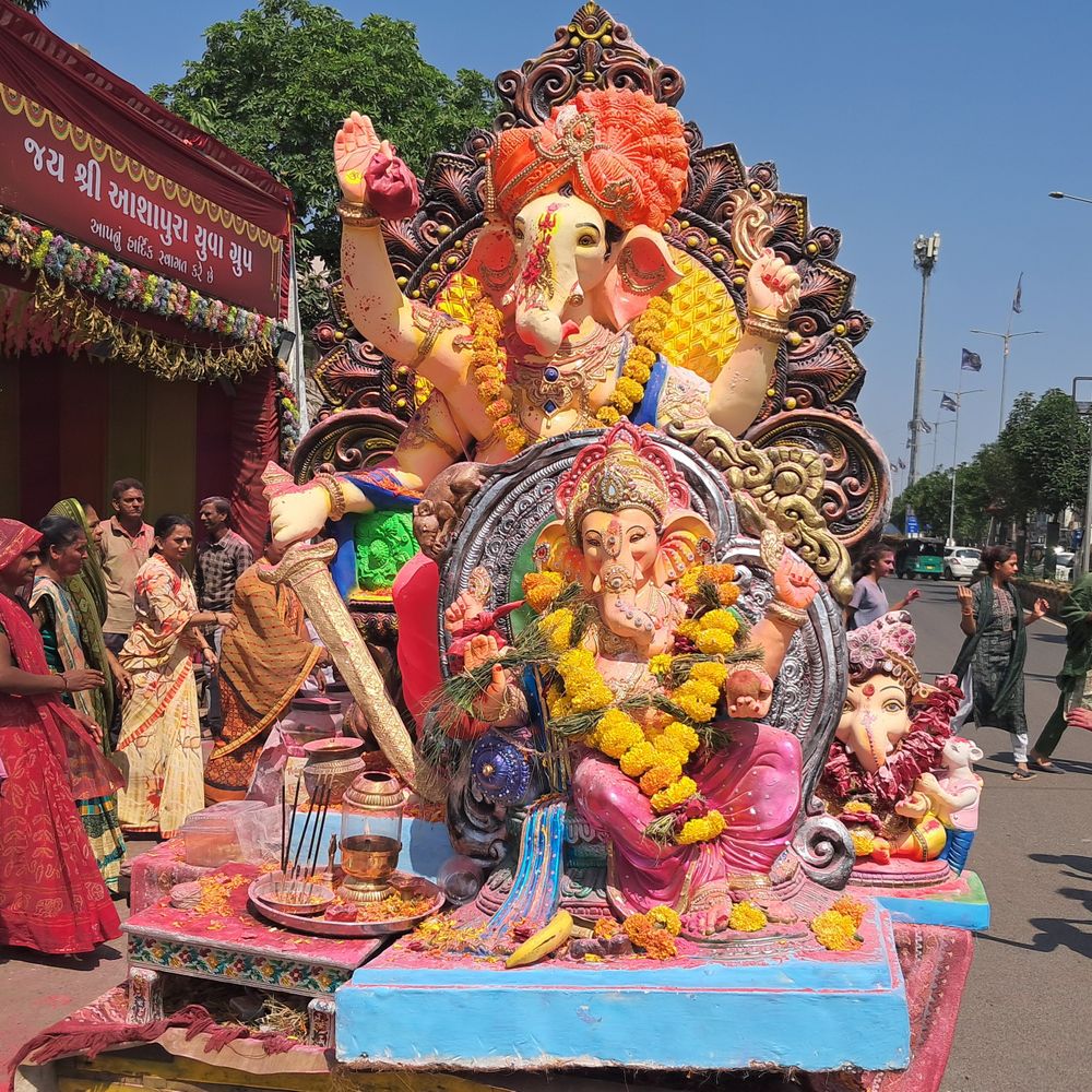 ઢોલ-નગારાનાં તાલે ભક્તોએ બાપ્પાને ભાવભીની વિદાઇ આપી:રાજકોટમાં 12,000થી વધારે ગણેશજીની મૂર્તિઓનું વિસર્જન, પોલીસના 1383 જવાનો અને 132 ફાયર વિભાગનાં જવાનો ખડેપગે રહ્યા
