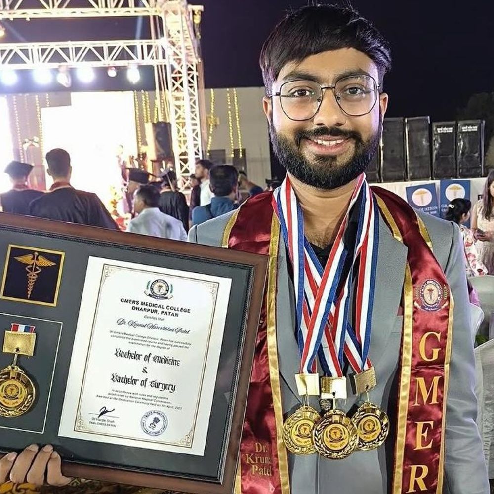NEET PG 2026માં HNGU સંલગ્ન મેડિકલ કોલેજોના 27 તબીબોની સફળતા:AIR 10,000 સુધીમાં 27 ડોક્ટર્સે સ્થાન મેળવ્યું, ધારપુરના ડૉ.કૃણાલ પટેલે AIR 381 મેળવી યુનિવર્સિટી કક્ષાએ પ્રથમ સ્થાન મેળવ્યું