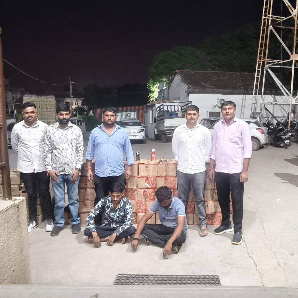 ચોટીલા હાઈવે પર વિદેશી દારૂ સાથે 2 લોકો પકડાયા:અમદાવાદ-રાજકોટ હાઈવે પરથી 2238 નંગ દારૂ-બીયર અને 9.14 લાખનો મુદ્દામાલ જપ્ત