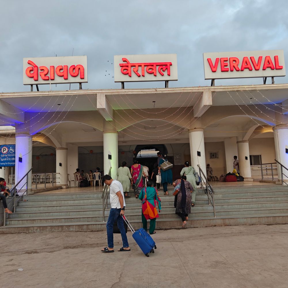 ટ્રેનમાં પેસેન્જર બની ફરતા તસ્કરો સક્રિય:એક વર્ષમાં 200થી વધુ ચોરી, રેલવેએ મુસાફરોની બેદરકારીને જવાબદાર ગણાવી
