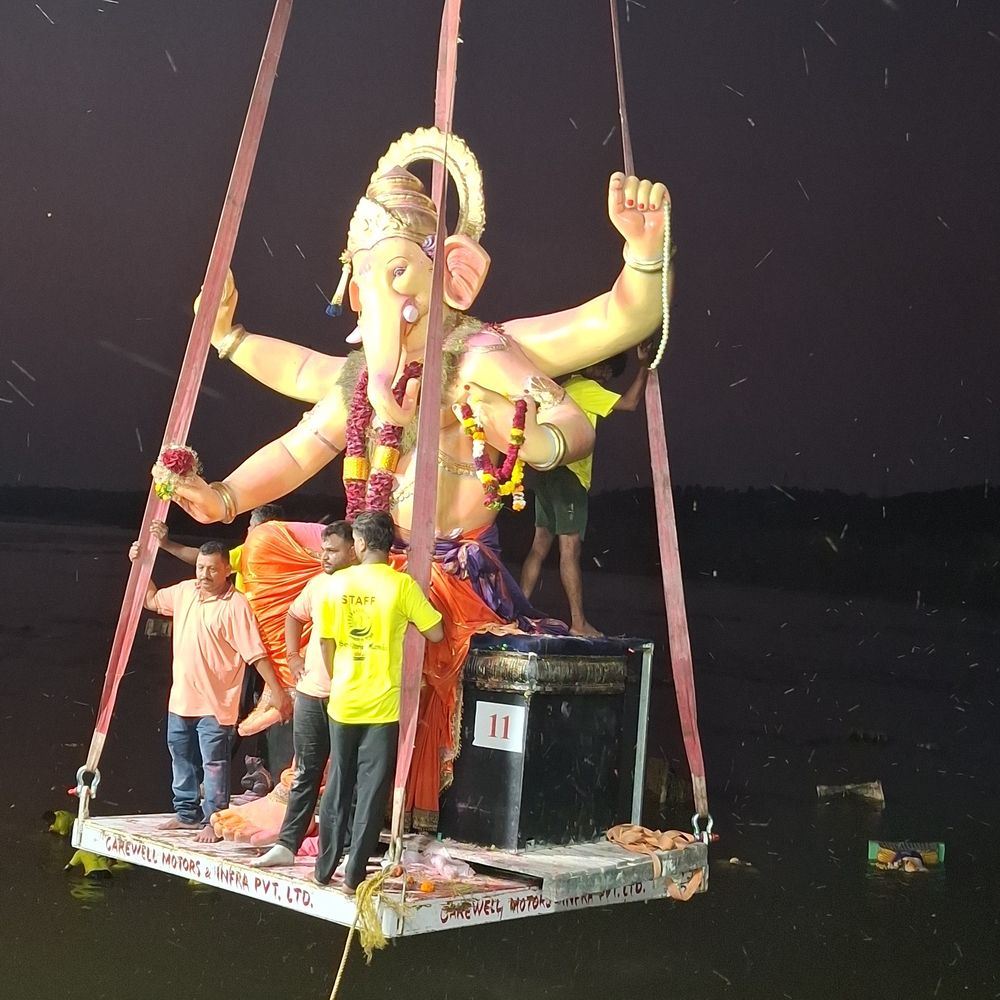 વલસાડમાં 'ગણપતિ બાપ્પા મોરિયા'ના નાદ સાથે શ્રીજી વિસર્જન:ઓરંગા નદી કિનારે ક્રેનથી દાદાને ભાવભીની વિદાય, 450થી વધુ પોલીસકર્મી તૈનાત