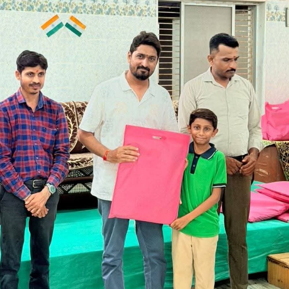 સુરેન્દ્રનગરમાં 'સેવા મેરા યોગદાન' અંતર્ગત કીટનું વિતરણ:અનાથ અને દિવ્યાંગ બાળકોને ઉપયોગી કીટ અપાઈ, વડીલોને ભોજન કરાવી આશીર્વાદ લીધા