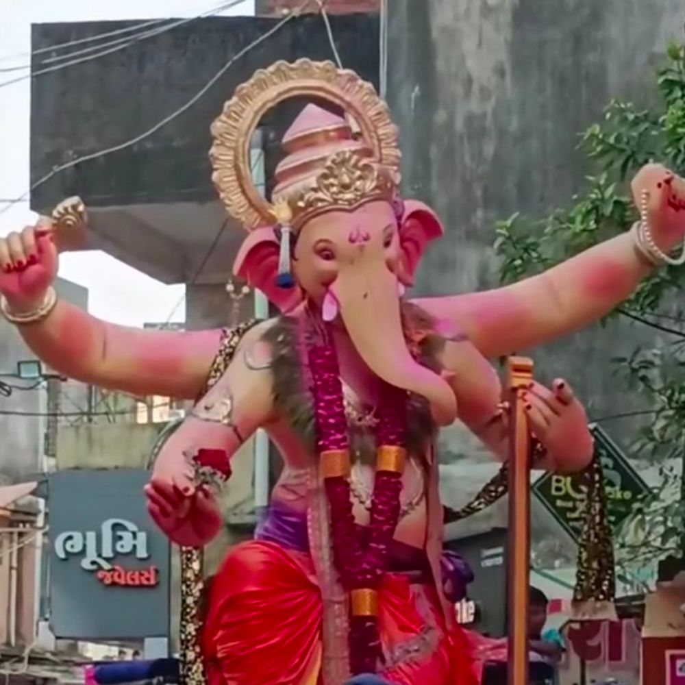 વલસાડમાં અનંત ચૌદશે ગણપતિ બાપાને અશ્રુભીની વિદાય:ઔરંગા-વાંકી નદી કિનારે 'ગણપતિ બાપ્પા મોરિયા'ના જયઘોષ ગુંજી ઉઠ્યા