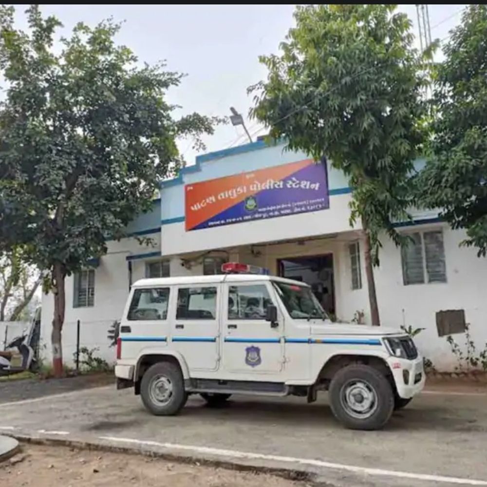 પાટણના વડલી ગામે પશુ ભરેલું પીકઅપ ડાલુ રોકી તોડબાજી:45,000 રૂપિયાની ઉઘરાણી અને 22,000નું નુકસાન કરનારા ભાવેશ ઠાકોર સહિતનાઓ સામે ગુનો