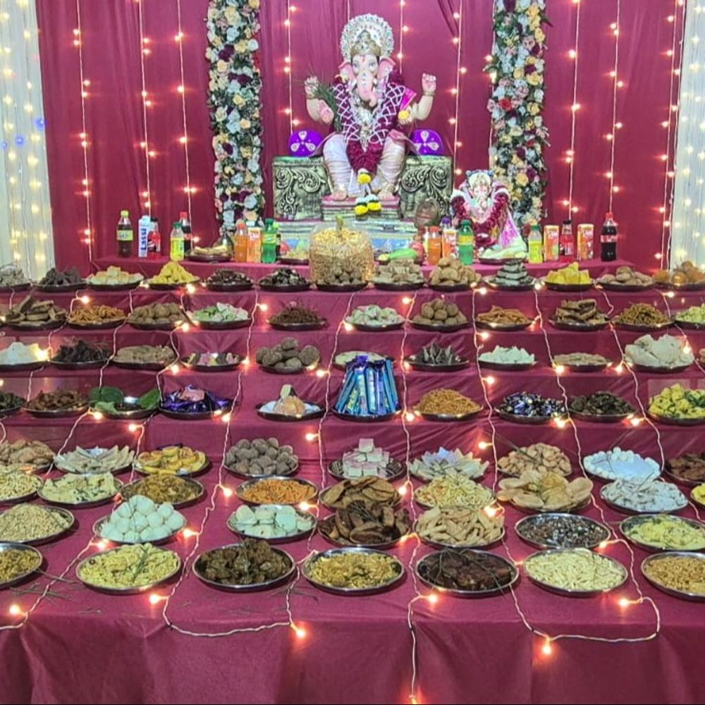 વડોદરાના નારાયણ ગાર્ડન્સમાં ગણેશોત્સવના 20 વર્ષ પૂર્ણ:અન્નકૂટ અને ભવ્ય સાંસ્કૃતિક કાર્યક્રમો સાથે ઉજવણી, ભક્તિમય માહોલ
