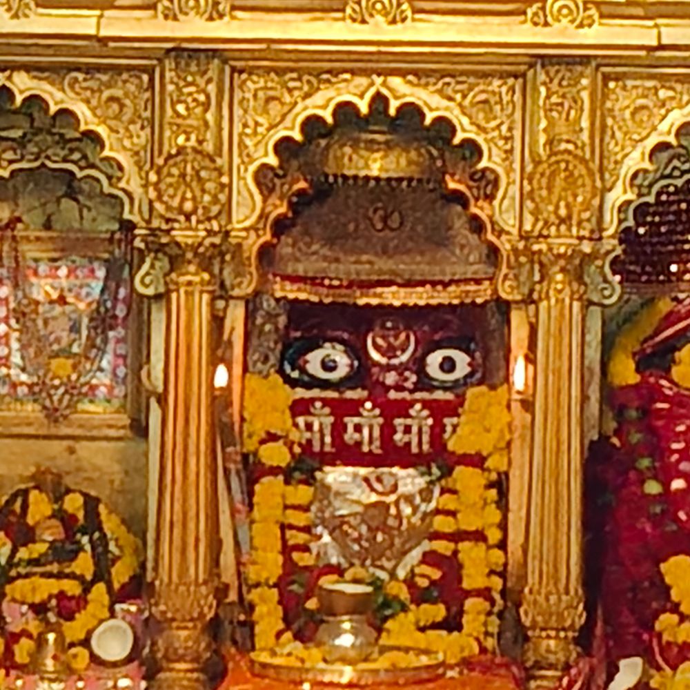 પાવાગઢમાં માઈ ભક્તોએ 52 ગજની ધજા ચડાવી:રખિયાલથી મહાકાળી મિત્ર મંડળની પાવાગઢ પદયાત્રા સંપન્ન, અનોખા સેવાયજ્ઞથી યાત્રા યાદગાર બની