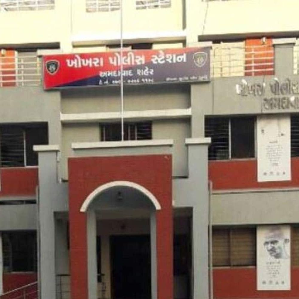 હાટકેશ્વર સર્કલ પાસે પીએસઆઈ સાથે એક્ટિવાચાલકે માથાકૂટ કરી:ગણેશ વિસર્જન બંદોબસ્ત દરમિયાન ટ્રાફિક ક્લિયર કરાવવા ઈશારો કરતા ચાલક ઉશ્કેરાયો હતો