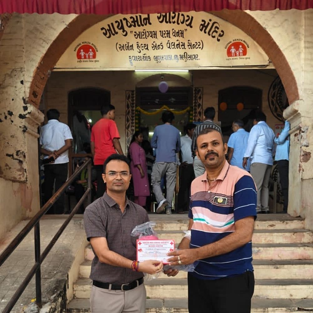 લુણાવાડા અર્બન હેલ્થ સેન્ટરમાં રક્તદાન શિબિર યોજાઈ:નગરજનોએ ઉત્સાહભેર ભાગ લીધો, અનેક લોકોએ કર્યું રક્તદાન
