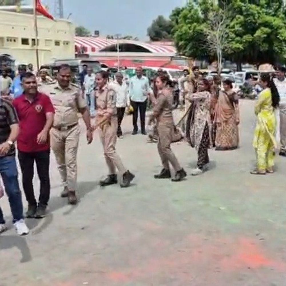 ખેડબ્રહ્મામાં સાબરકાંઠા પોલીસ પરિવારે મા જગદંબા મંદિરે ધ્વજારોહણ કર્યું:ભાદરવી પૂનમે પગપાળા યાત્રા કરી, ડીજેના તાલે ગરબાની રમઝટ બોલાવી