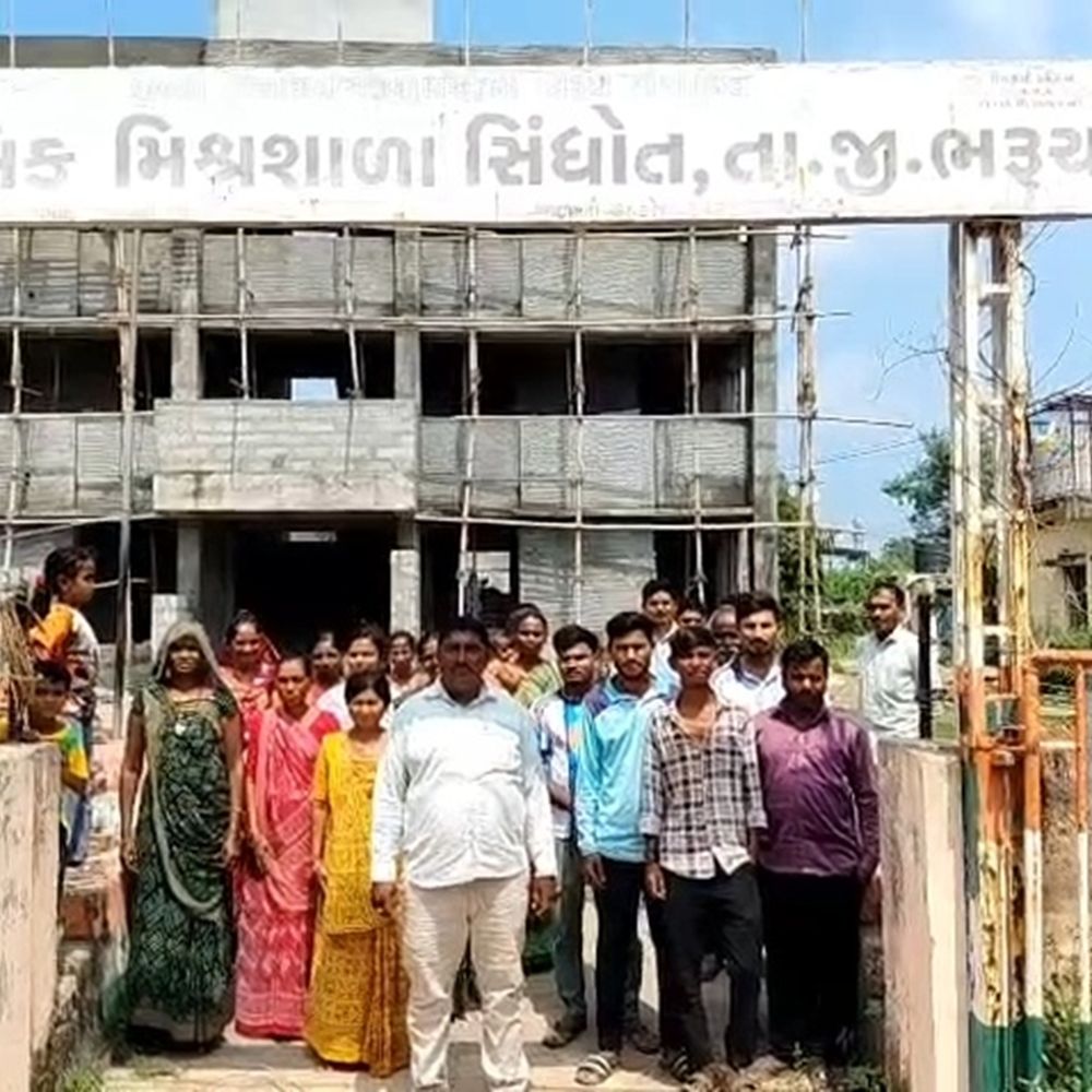 આંતરિક ઝઘડાને કારણે શિક્ષણ બગડતું હોવાથી વાલીઓમાં રોષ‎:ગણેશ વિસર્જનના દિવસે શાળાનો ઘેરાવો કરાતાં તંત્રમાં દોડધામ મચી