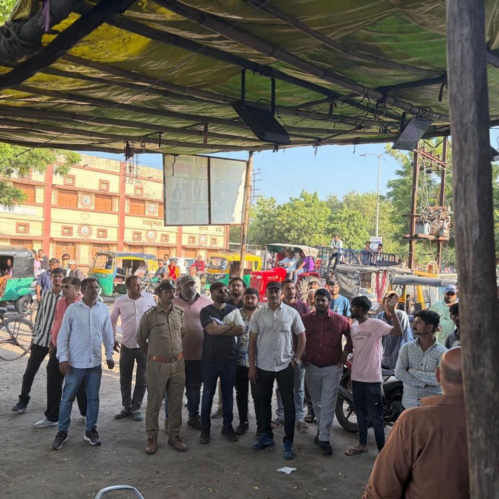 ભંગાર બજાર રોડ પર દબાણ કરનારા 2 વિક્રેતાઓ સામે મનપાની:રોડ પર ભંગારનો માલ રાખી જગ્યા રોકતા માલ જપ્ત કરાયો
