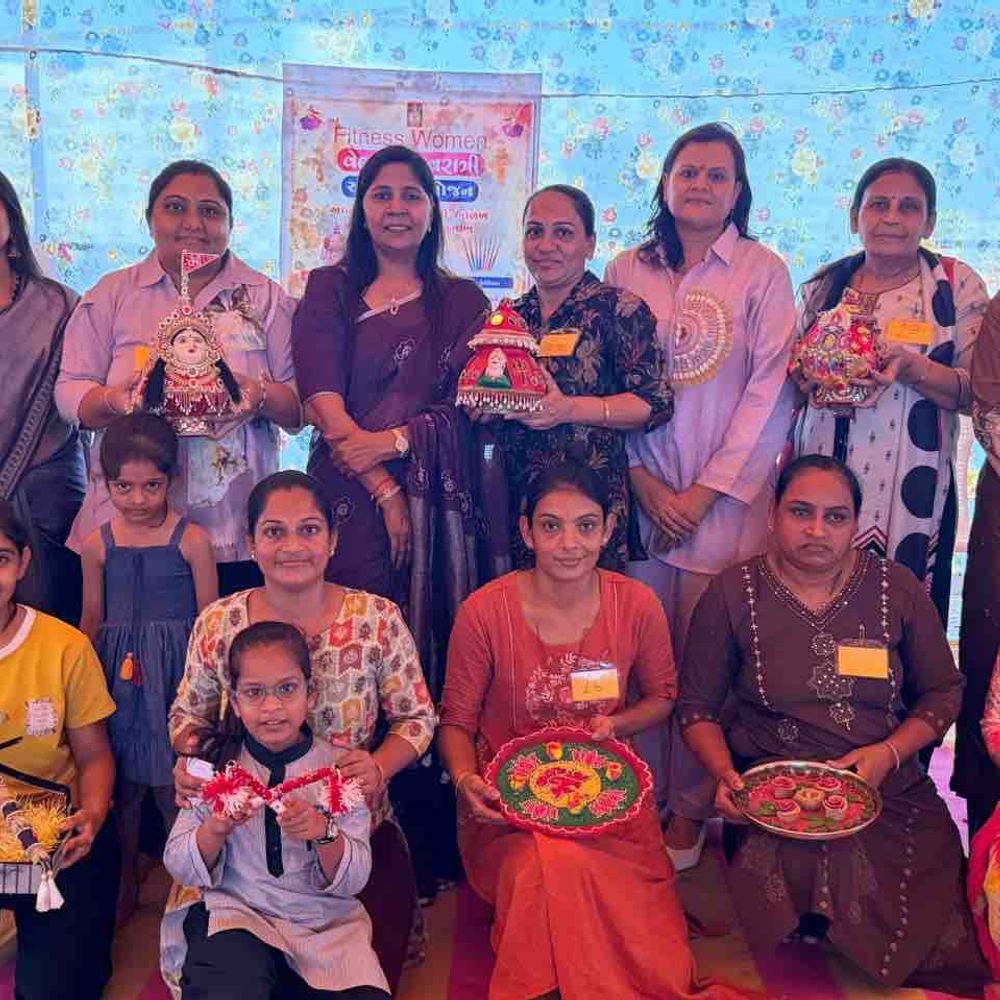 મોરબીની હરીગુણ રેસિડેન્સીમાં વેલકમ નવરાત્રિ કાર્યક્રમ યોજાયો:50થી વધુ બહેનોએ ગરબા અને દાંડિયા સજાવટ સ્પર્ધામાં ભાગ લીધો