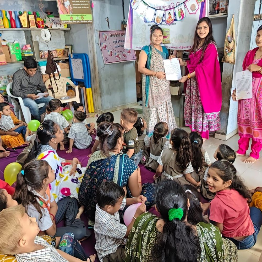 મહીસાગરના લુણાવાડામાં 'આંગણ મિલન સેવા' કાર્યક્રમ યોજાયો:પોષણ કીટ, THR વિતરણ અને ઉત્કૃષ્ટ કામગીરી બદલ કર્મયોગીઓનું સન્માન કરાયું