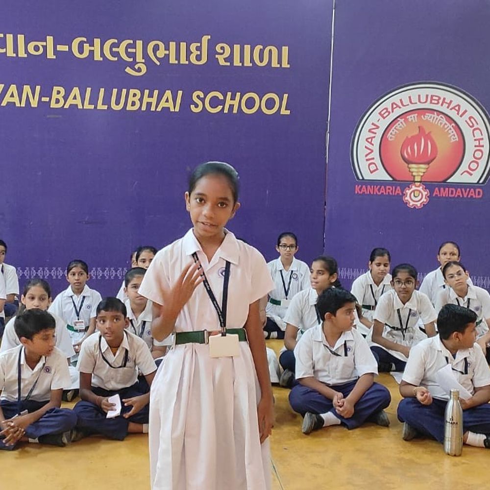 દીવાન-બલ્લુભાઈ પ્રાથમિક શાળામાં વક્તૃત્વ સ્પર્ધા યોજાઈ:42 વિદ્યાર્થીઓએ ભાગ લીધો, આચાર્ય બિપીનચંદ્ર પંચાલે પ્રોત્સાહિત કર્યા