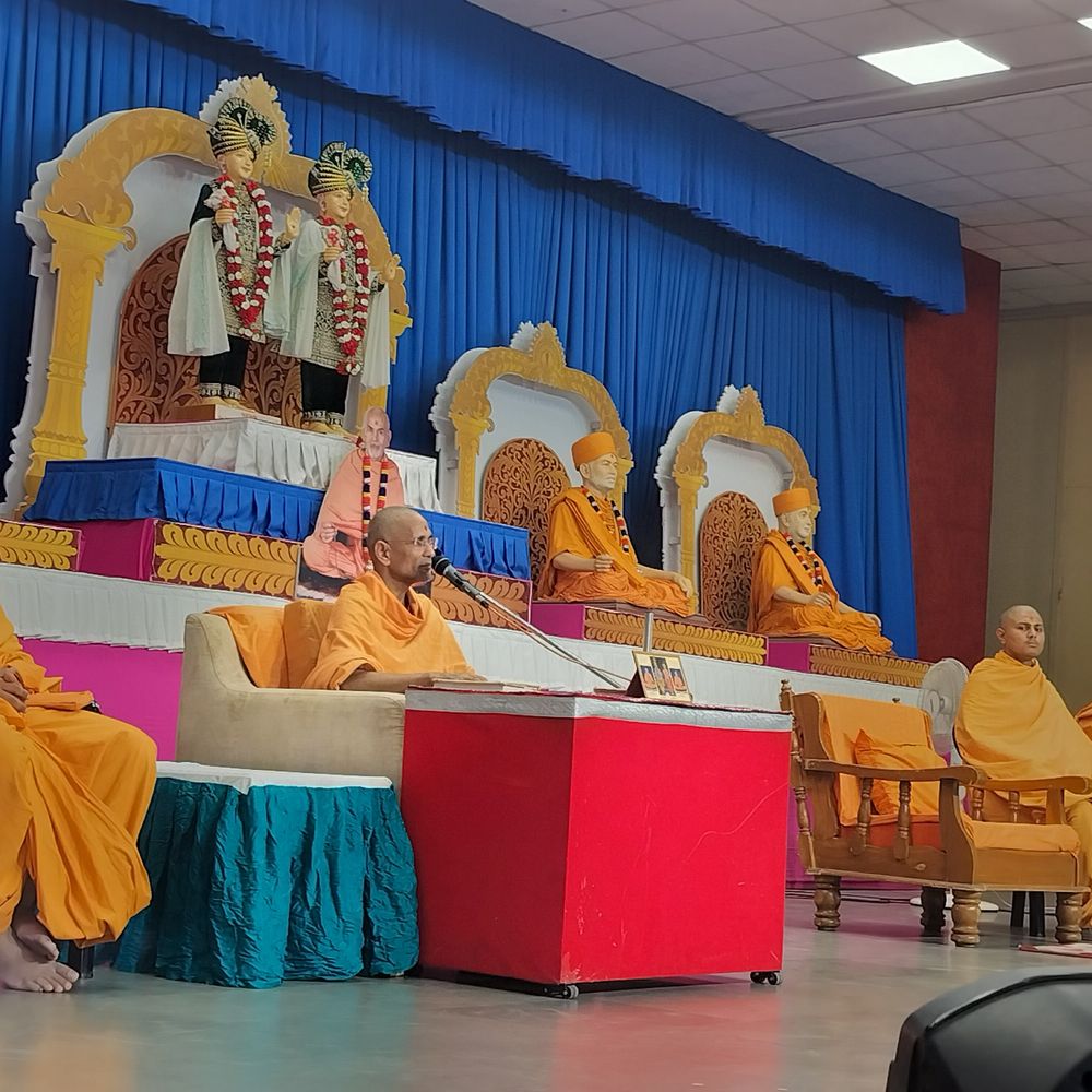 નવસારીના BAPS મંદિરમાં ભાદરવી પૂનમે વિશેષ સભા યોજાઈ:સંત આત્મતૃપ્ત સ્વામીએ પ્રવચન આપ્યું, મોક્ષનો માર્ગ સમજાવ્યો