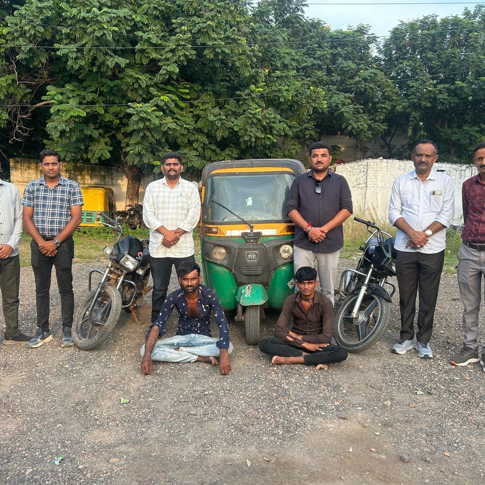 વઢવાણ રોડ પરથી 1 લાખના મુદ્દામાલ સાથે 2 ચોર ઝડપાયા:ચોરીની CNG રીક્ષા અને 2 બાઈક જપ્ત, 2 ગુના ડિટેક્ટ કરાયા
