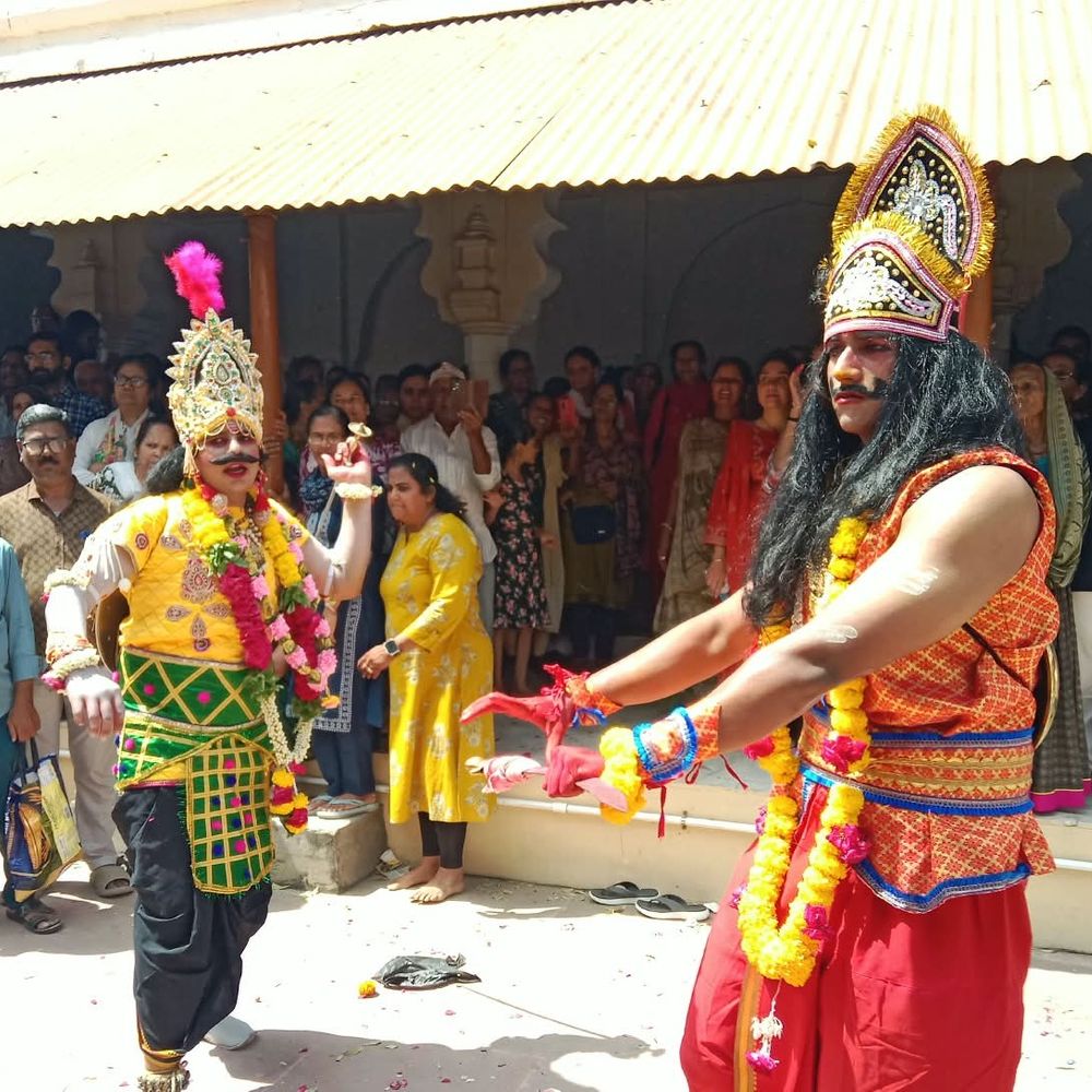 પાટણમાં જાળેશ્વર મંદિરે ભવાઈ વેશ સંપન્ન, રામ-રાવણ યુદ્ધ ખેલાયું:પરંપરાગત લોકમેળામાં આખી રાતથી બપોર સુધી ગ્રામજનો ઉમટ્યા, ઔદિચ્ય બ્રાહ્મણ સમાજે નિભાવી પરંપરા