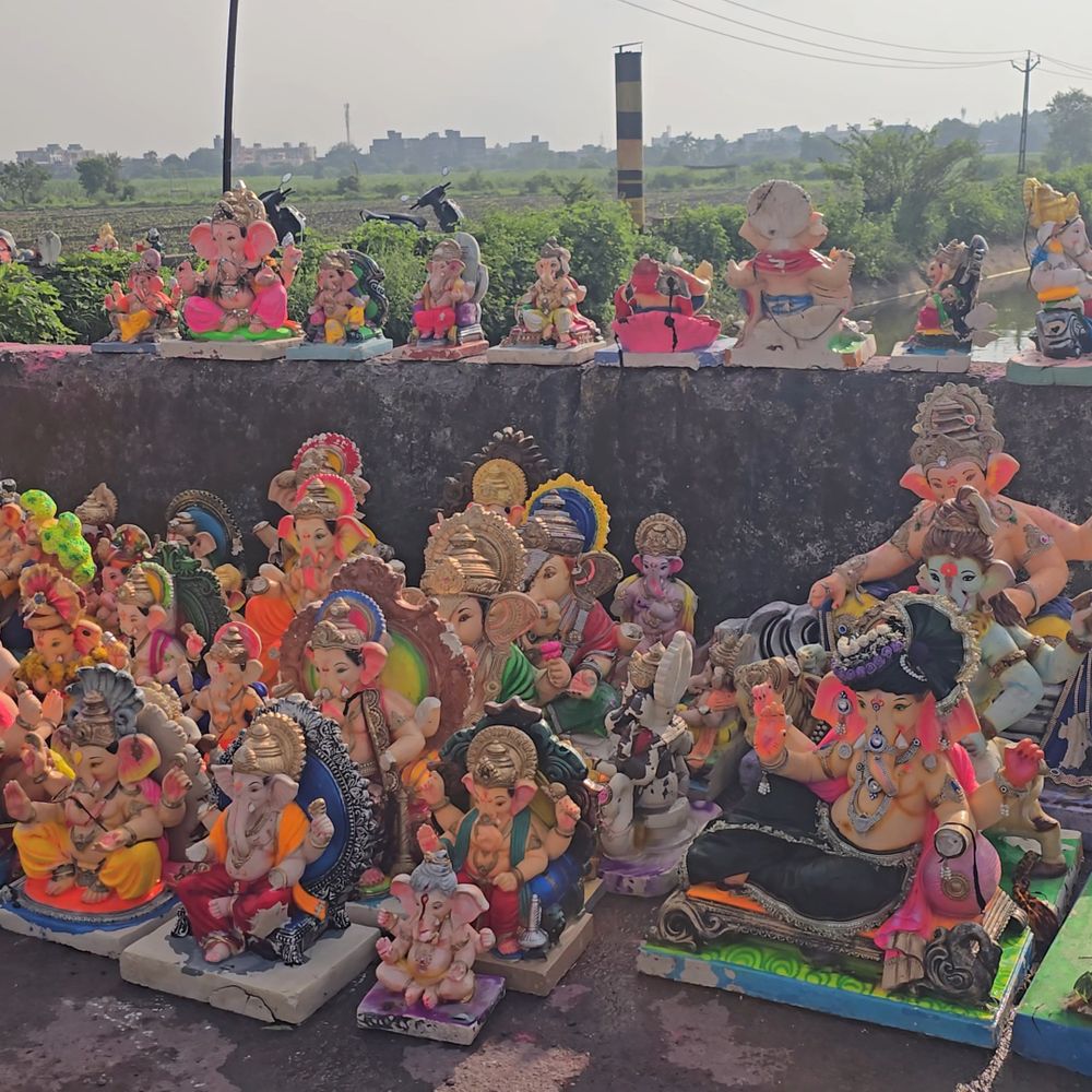 નહેરોમાં રઝળતી 3000 ગણેશ પ્રતિમાઓનું પુનઃ વિસર્જન:શ્રી માધવ ગૌશાળાના ગૌસેવકોએ મગદલ્લા ઓવારા ખાતે શ્રદ્ધાપૂર્વક કર્યું.
