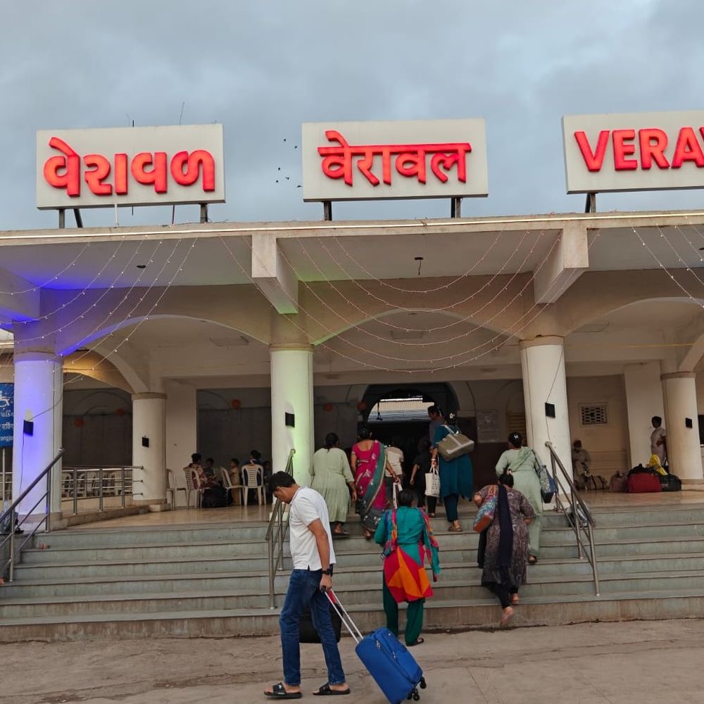 ડીઆરએમ દિનેશ વર્માએ વેરાવળ સ્ટેશન અને રનિંગ રૂમનું નિરીક્ષણ કર્યું:કર્મચારી સુવિધાઓ અને નવા બાંધકામ કાર્યોની ગુણવત્તા તપાસી