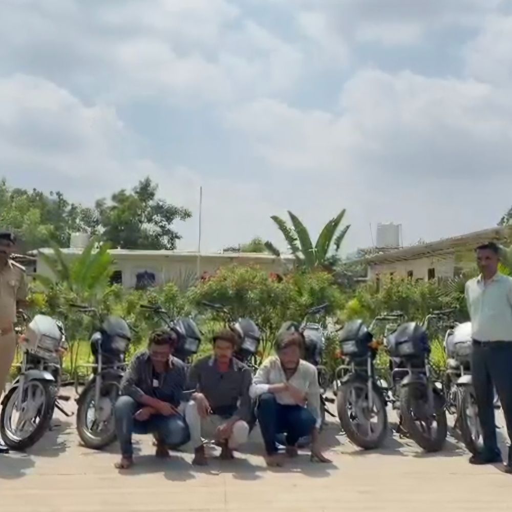 પોશ વિસ્તારોમાંથી બાઇક ચોરતી NRI પુત્રોની ટોળકી ઝડપાઈ:નંબર પ્લેટ હટાવી મોજશોખ ખાતર કરતાં ચોરી, 8 વાહનો રિકવર