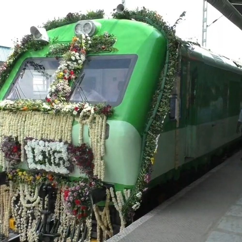 LNG ટ્રેન મહેસાણા આવી:દેશની પ્રથમ LNG મેમો ટ્રેનનો સાબરમતીથી પ્રારંભ, કેન્દ્રીય ગૃહમંત્રી અમિત શાહે આપી લીલી ઝંડી