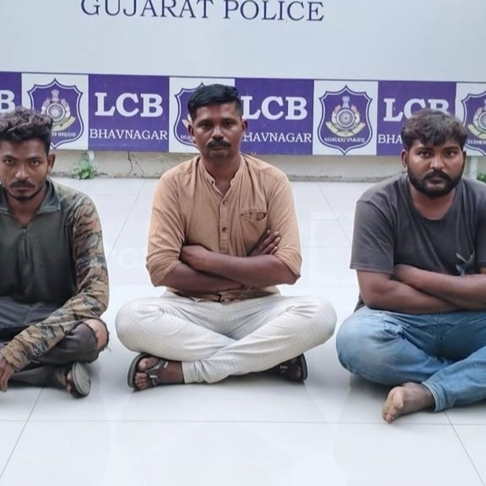 LCBનો મફતનગર વિસ્તારમાં સપાટો:રામપીર મંદિર પાછળ જાહેરમાં જુગાર રમતા 3 ઝબ્બે, 2 ફરાર