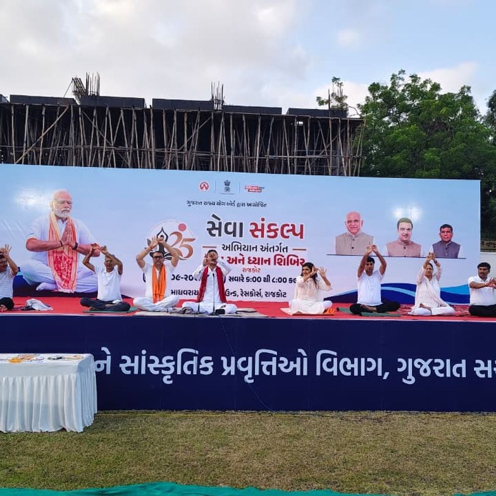 રેસકોર્સમાં યોગનો મહાસંગમ:માધવરાય સિંધિયા ક્રિકેટ ગ્રાઉન્ડમાં સેવા સંકલ્પ અભિયાન’ અંતર્ગત હજારો લોકોએ ઉત્સાહભેર યોગાભ્યાસ કર્યો