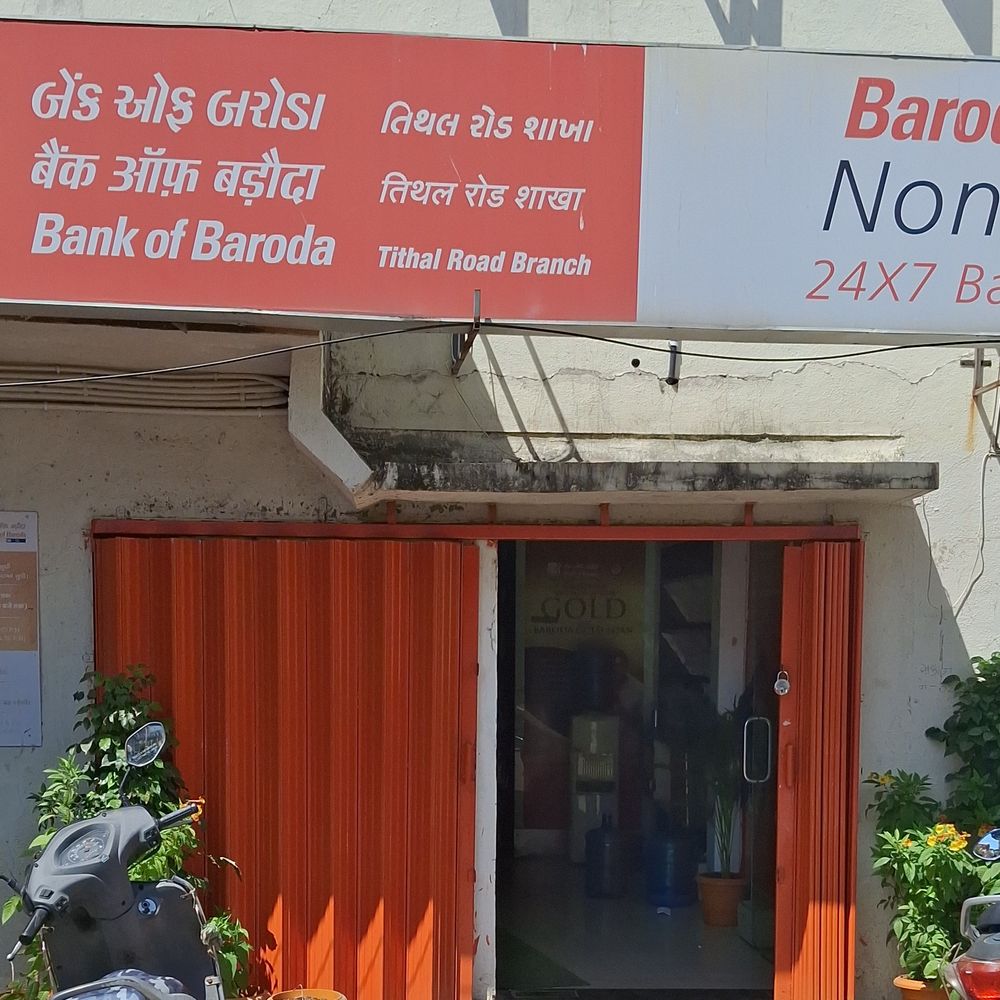 વલસાડમાં રાષ્ટ્રીયકૃત બેંકોની 3 દિવસની હડતાળ:5-ડે બેન્કિંગ સહિતની માંગણીઓ; બેન્કિંગ કામગીરી પર અસર, ઓનલાઇન સેવાઓ ચાલુ રહેશે