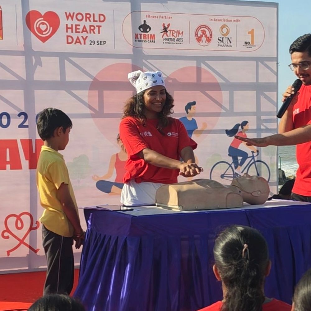 વેરાવળ ચોપાટી પર હૃદય રોગ જાગૃતિ માટે CPR ડેમો કરાયો:વિશ્વ હૃદય દિવસ પહેલા 300થી વધુ લોકો જોડાયા, ઝુમ્બા-યોગા પણ થયા