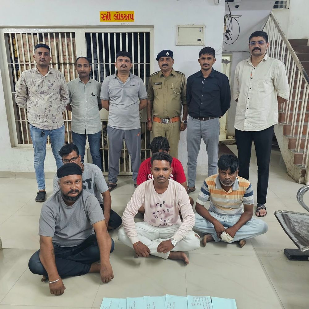 ચીખલીના મલિયાધરા ગામે ખુલ્લા ખેતરમાં જુગાર રમતા 5 ઝડપાયા:₹91,290 નો મુદ્દામાલ જપ્ત, 3 આરોપીઓ ફરાર