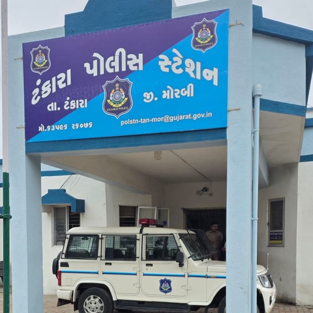ઓનલાઈન ટ્રાન્ઝેક્શન કરતા ટંકારાના યુવાનના ખાતામાંથી 4.42 લાખ ઉપડી ગયા:કુરિયર કંપનીના ગુગલમાંથી મળેલા કસ્ટમર કેર નંબર પર 5 રૂપિયાનું ટ્રાન્ઝેક્શન કરતા છેતરપિંડી