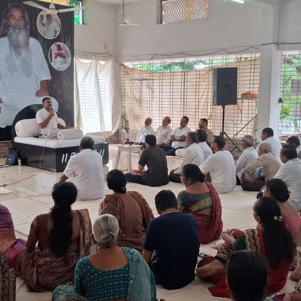 બેરણાના રામટેકરી આશ્રમમાં વૈદિક સનાતન ધર્મ કથા યોજાઈ:પુનિત હરિયાણીએ ભક્તિમય સત્સંગ અને આધ્યાત્મિક માર્ગદર્શન આપ્યું