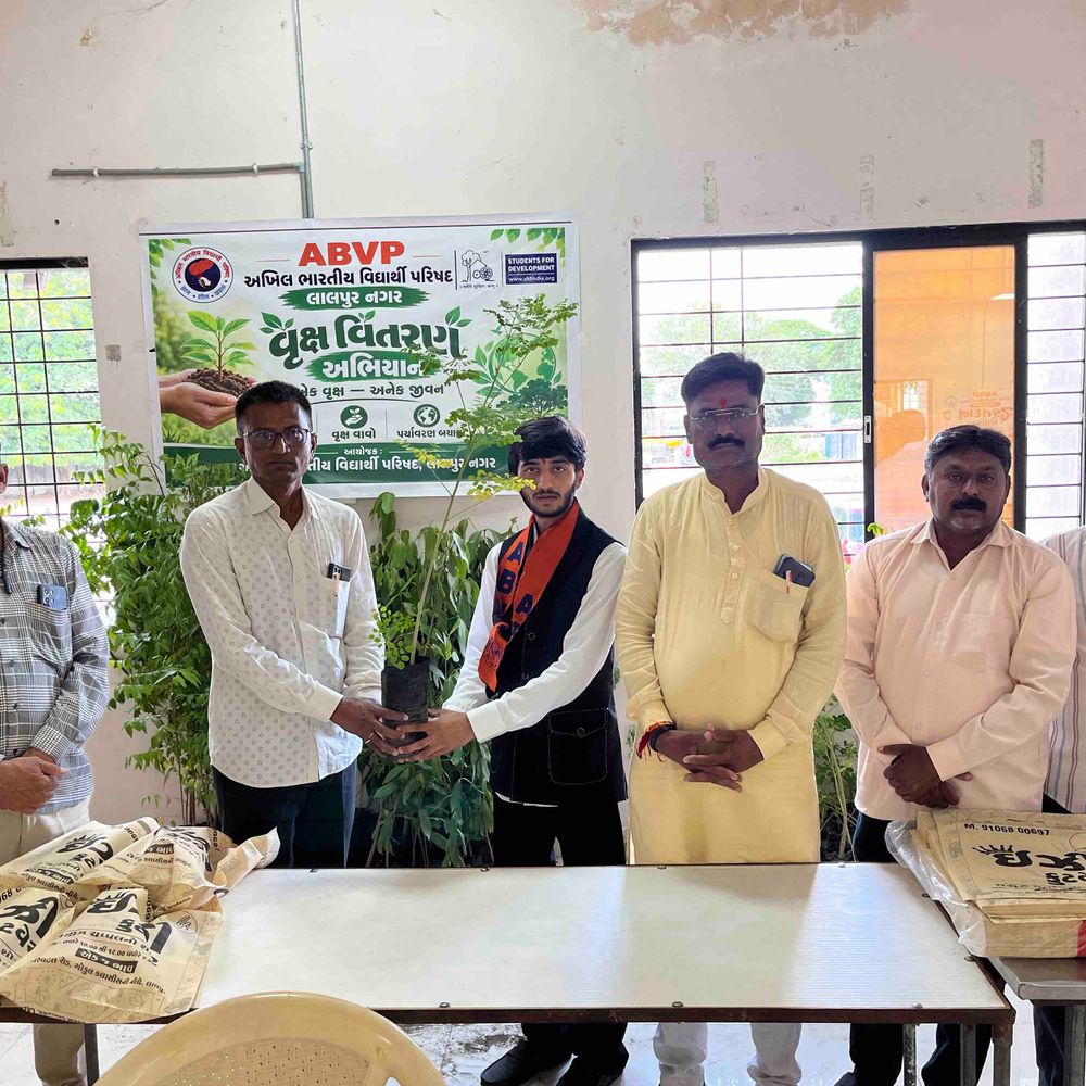 લાલપુરની વીર સાવરકર વિદ્યાલયમાં ABVP એ રક્તદાન શિબિર યોજી:સવારે શરૂ થયેલી શિબિરમાં રક્તદાતાઓએ ઉત્સાહથી ભાગ લીધો
