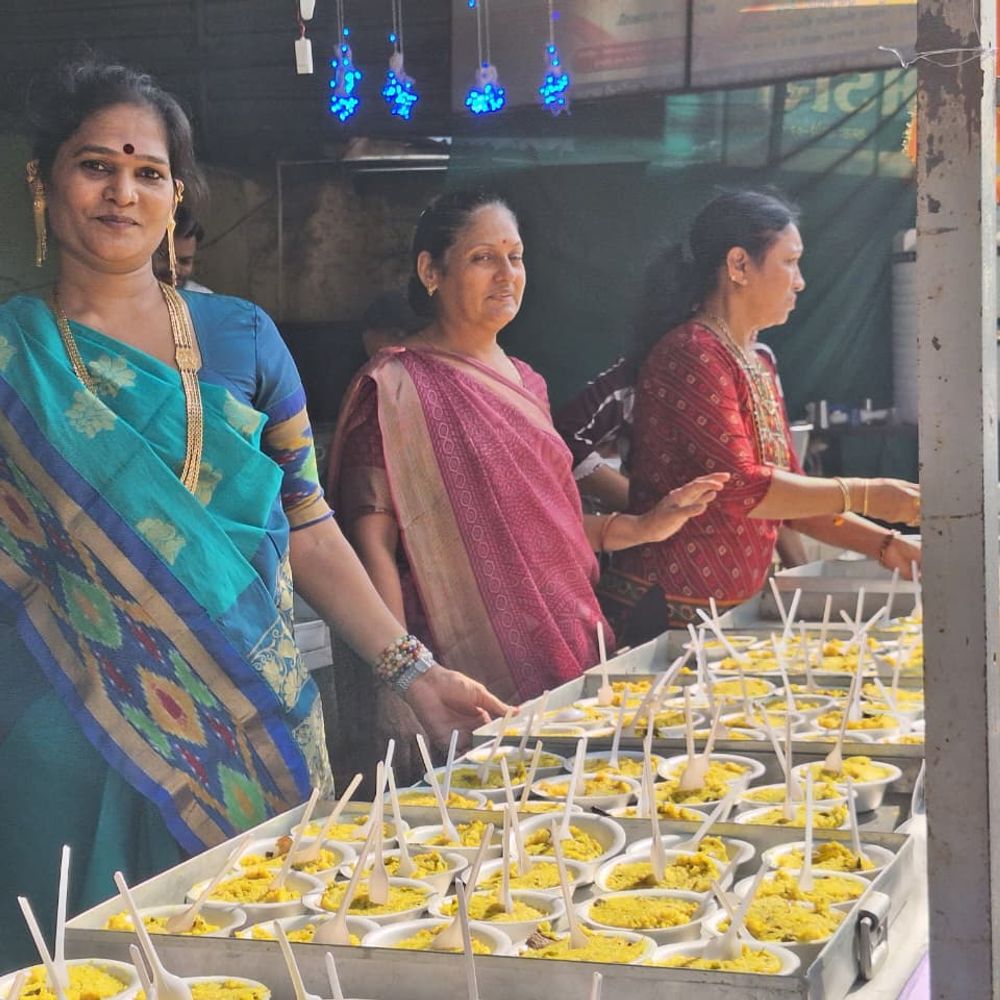 વ્યારામાં ગણેશ પર્વે બાબા બરફાની ગ્રૂપ દ્વારા 16 હજારથી વધુ ભક્તોને પ્રસાદ વિતરણ