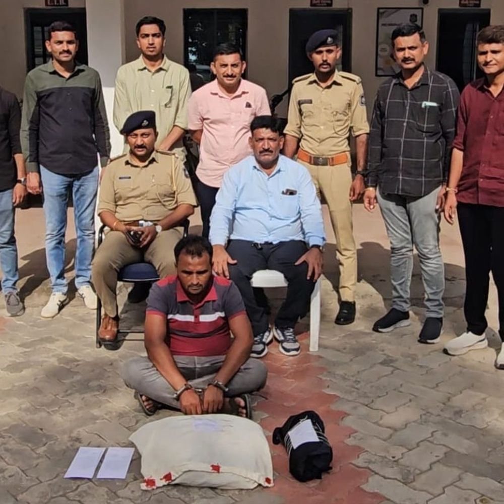 જામનગરના મેઘપરમાં 4 કિલો ગાંજા સાથે બિહારનો શખ્સ ઝડપાયો:SOG અને સ્થાનિક પોલીસે સંયુક્ત કાર્યવાહી કરી, કુલ ₹2.11 લાખનો મુદ્દામાલ જપ્ત