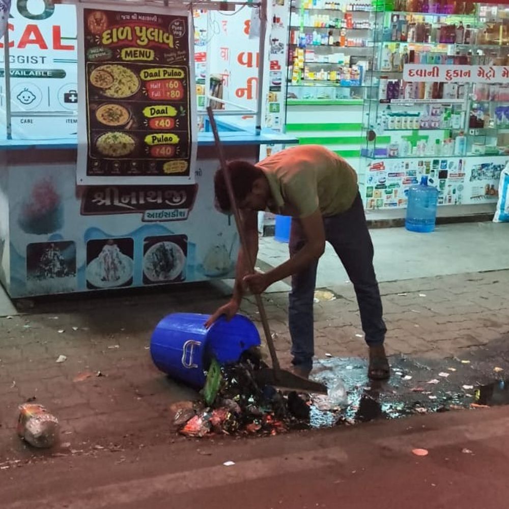 ભરૂચમાં ખુલ્લામાં કચરો ફેંકનારાઓ સામે નગરપાલિકાની કાર્યવાહી:રાત્રિ ડ્રાઇવ કરી દંડ વસૂલ્યો, વેપારીઓ પાસે સ્થળ પર જ સફાઈ કરાવી