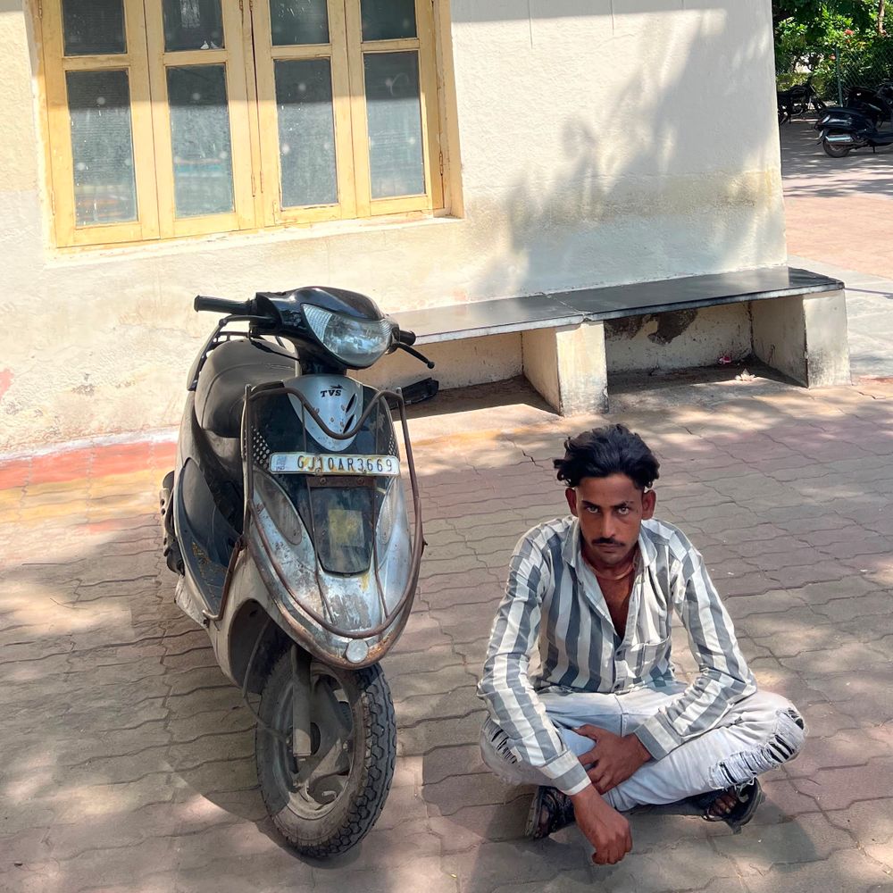 જામનગરમાં ચોરાયેલી મોટરસાઈકલ સાથે શખ્સ પકડાયો:સિટી ‘બી’ ડિવિઝન પોલીસે બેડેશ્વર પુલ નીચેથી 10 હજારની બાઈક કબજે કરી