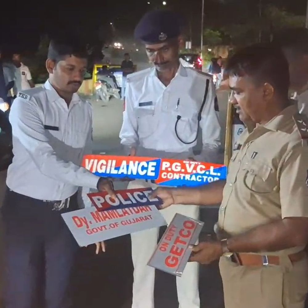 ટ્રાફિક ડ્રાઈવ દરમિયાન દંડ વસૂલાયો:ભવનાથ તળેટી અને અશોક શિલાલેખ પાસે શહેર ટ્રાફિક પોલીસ દ્વારા સઘન ડ્રાઈવ: પોલીસ-PGVCLના ગેરકાયદે બોર્ડ હટાવાયા, બ્લેક ફિલ્મ અને એલઈડી લાઇટવાળા વાહનો સામે કાર્યવાહી કરી