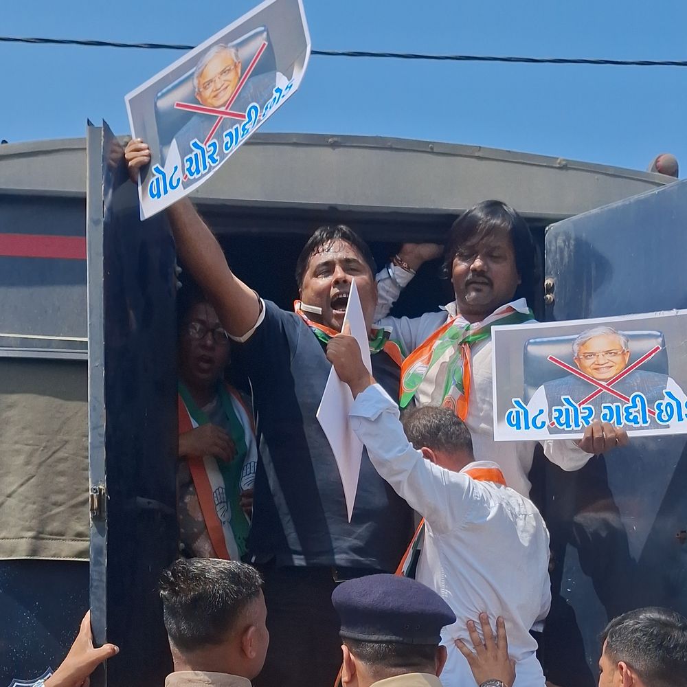 વલસાડમાં કોંગ્રેસની રેલી પોલીસે અટકાવી, કાર્યકરોની અટકાયત:કલેક્ટર કચેરી તરફ જતી રેલીમાં પોલીસ સાથે ઘર્ષણ, ચૂંટણી કમિશનરના રાજીનામાની માંગ