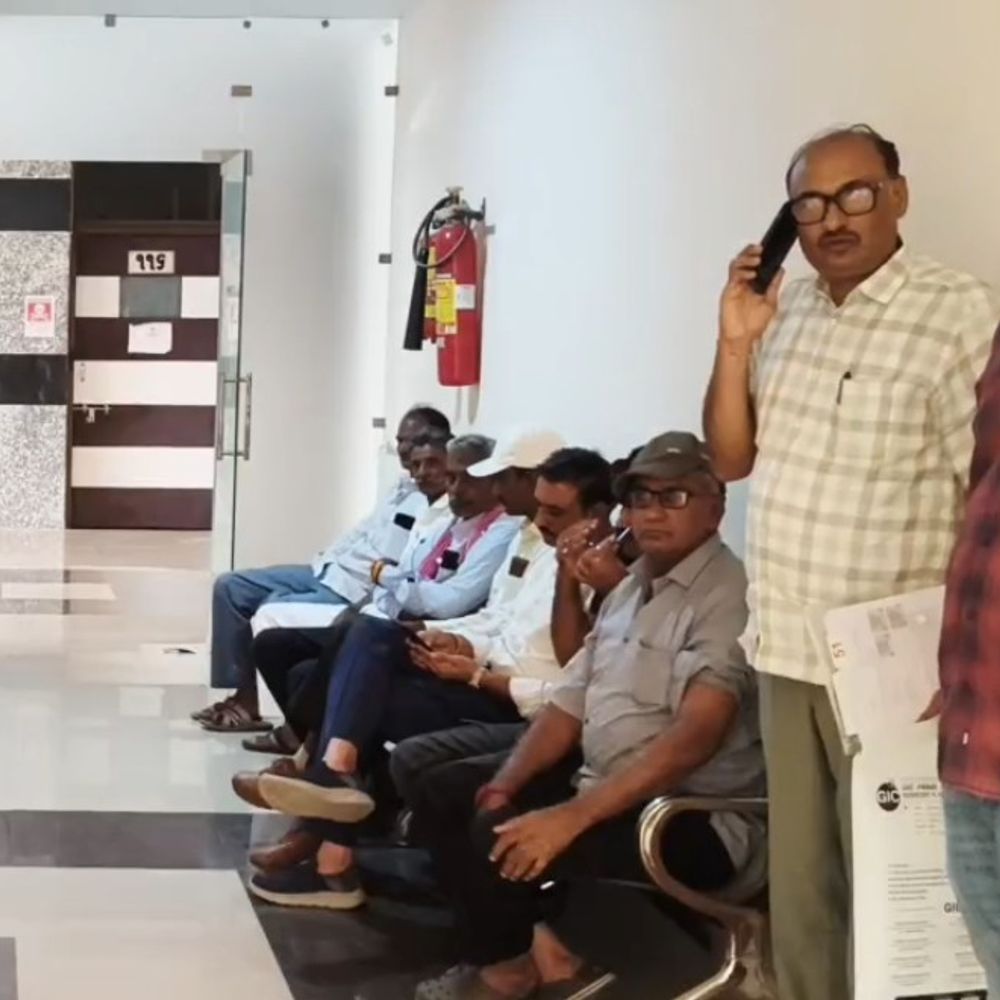 માળીયાના વીર વિદરકા ગામે ગરબી ચોકમાં દબાણ હટાવવાની કામગીરી રોકાઈ:અધિક વિકાસ કમિશનરે બ્રેક લગાવી, ગ્રામજનોમાં રોષ અને ધાર્મિક લાગણી દુભાવાના સંકેત
