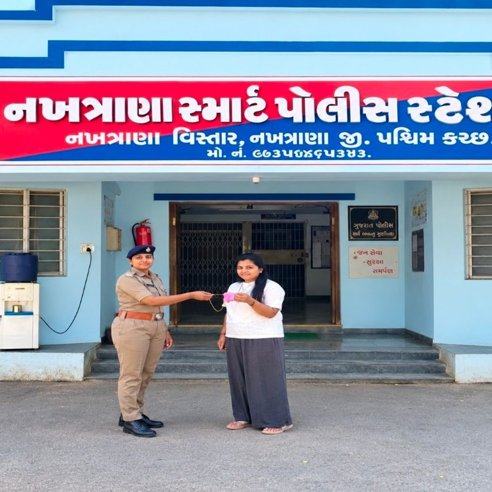 નખત્રાણા પોલીસે મહિલાની ₹2 લાખની ખોવાયેલી સોનાની ચેન શોધી:નખત્રાણા મુખ્ય બજારમાંથી મળેલી ચેન 'તેરા તુજકો અર્પણ' અભિયાન હેઠળ મૂળ માલિકને પરત અપાઈ