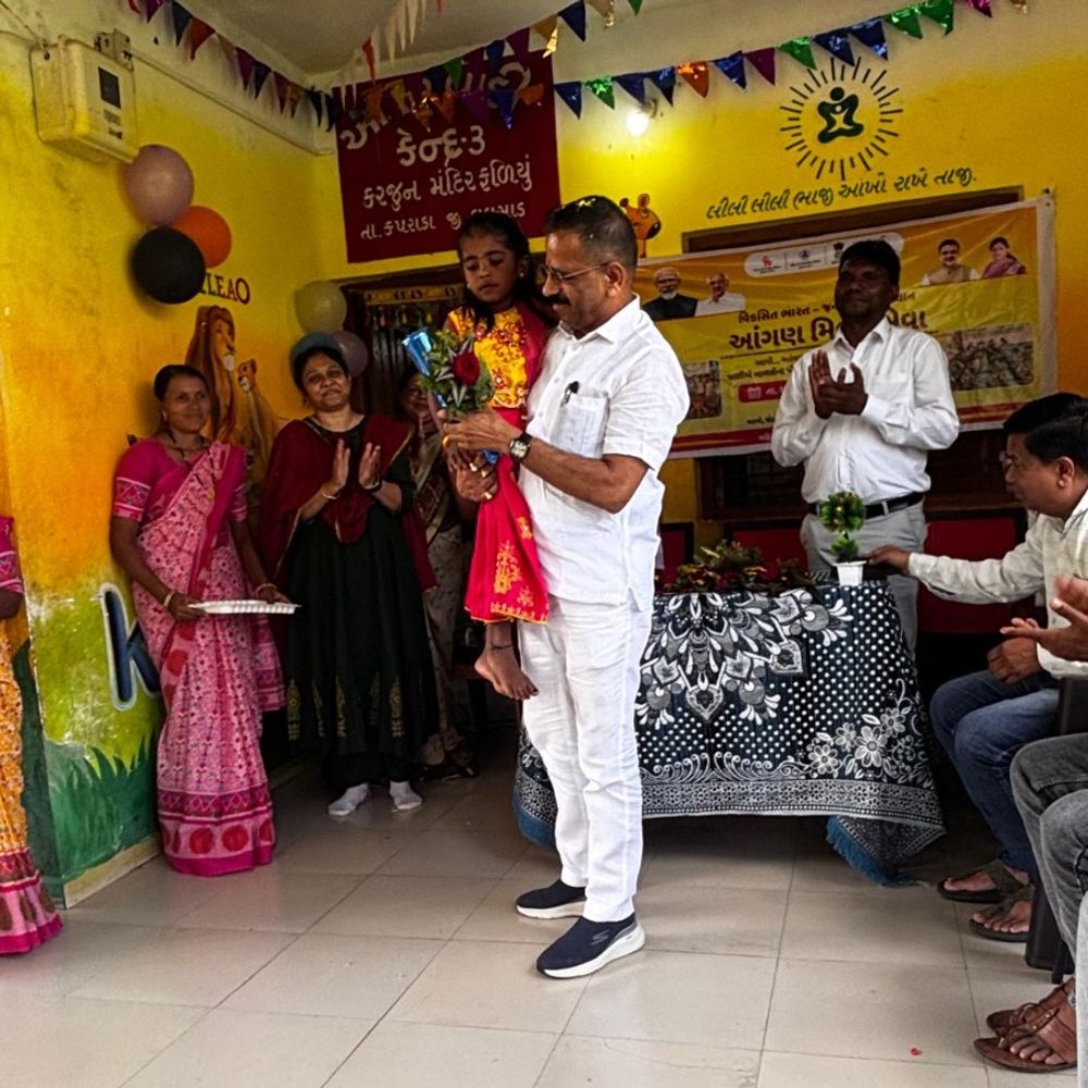 કરજુન-3 આંગણવાડીમાં ‘આંગણ મિલન સેવા’ કાર્યક્રમ યોજાયો:ધારાસભ્ય જીતુ ચૌધરીએ વાલીઓને બાળકોને નિયમિત આંગણવાડીમાં મોકલવા અપીલ કરી