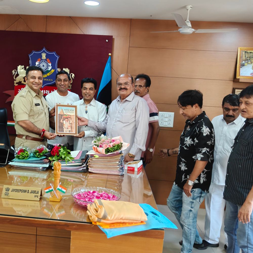 ગીર સોમનાથ SP જયદીપસિંહ જાડેજાને જન્મદિવસની શુભેચ્છા મુલાકાત:વેરાવળના સાગર પુત્ર ફાઉન્ડેશન સહિતના સંગઠનોના હોદ્દેદારોએ શુભકામનાઓ પાઠવી