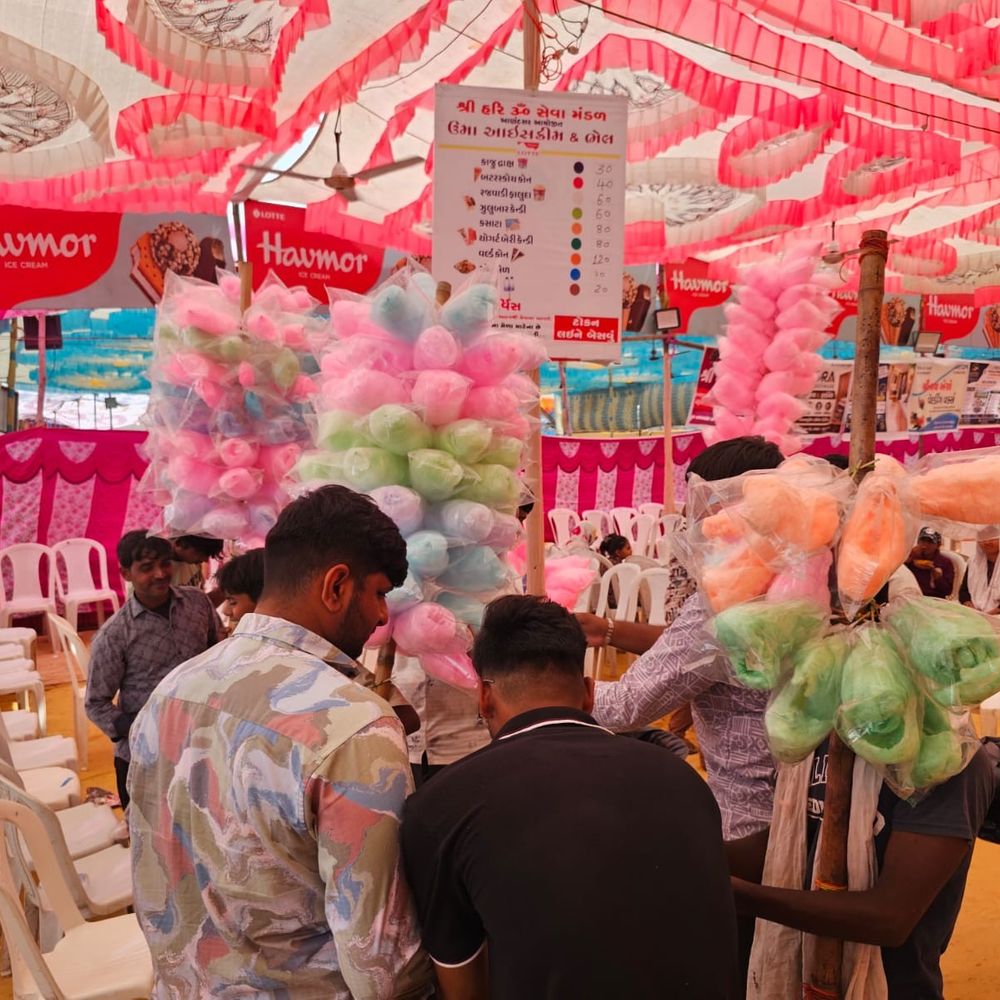 મોટા યક્ષ મેળામાં રંગીન કોટન કેન્ડી સામે કાર્યવાહી:FDCAએ 1000થી વધુ નંગનો સ્થળ પર જ નાશ કર્યો, વેપારીઓને સમજાવ્યા