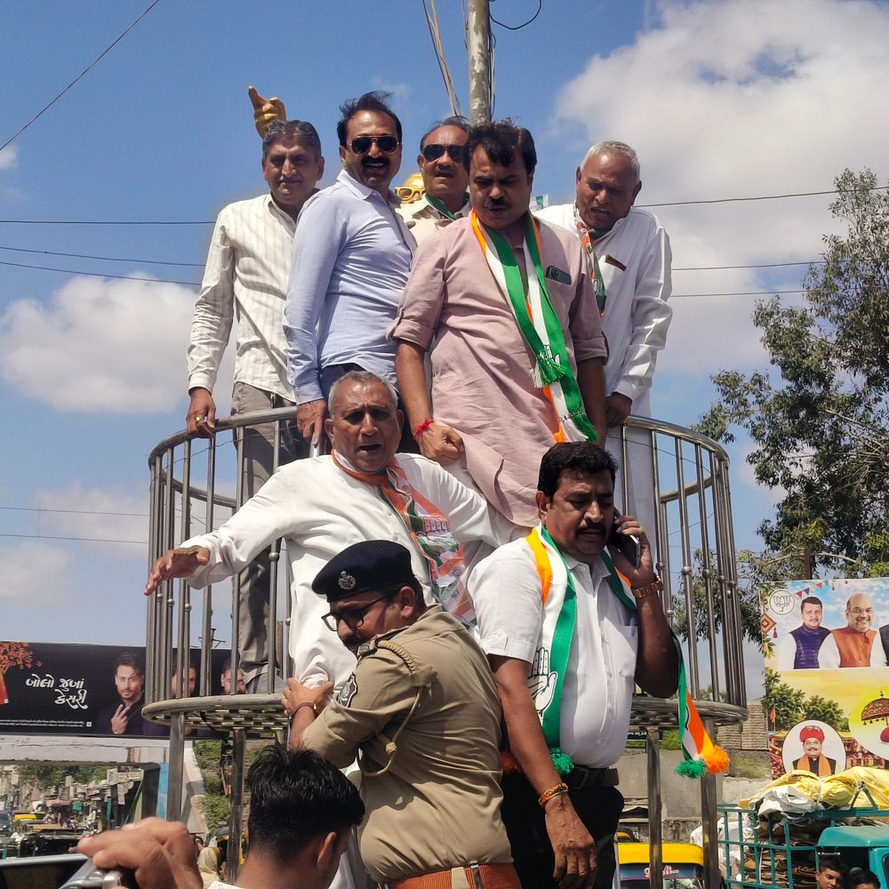 સુરેન્દ્રનગરમાં કોંગ્રેસની રેલી કલેક્ટર કચેરી પહેલાં અટકાવાઈ:મતદાર યાદીમાં પારદર્શિતા અને ચૂંટણી કમિશનરના રાજીનામાની માંગ સાથે વિરોધ, પોલીસ ભાજપના ઇશારે કરી રહ્યી છે કામના લાગ્યા આક્ષેપ
