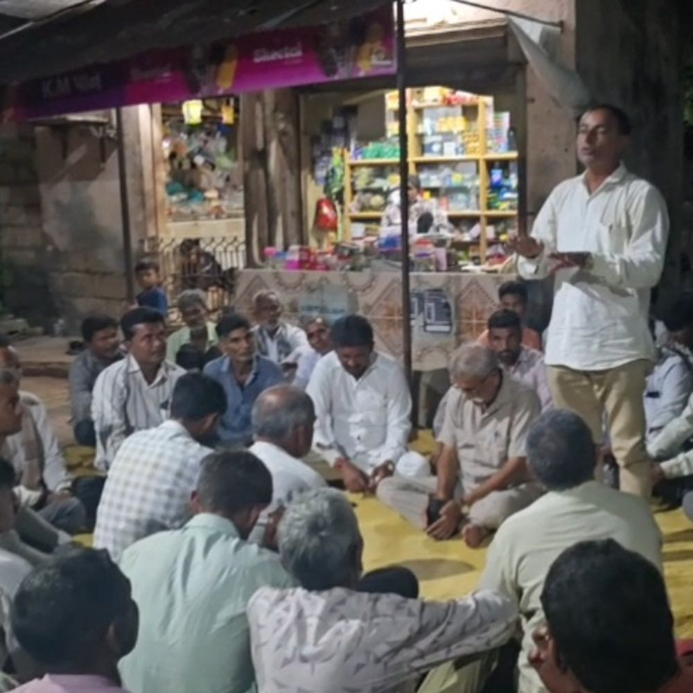 સિંગસર માઈનિંગ લીઝમાંથી પાણી કાઢવાની કામગીરીને લઈ રોષ:છ ગામના ખેડૂતોએ રાત્રિસભા યોજી, ભૂગર્ભ જળસ્તર અને શિયાળુ પાક પર અસરની આશંકા વચ્ચે કંપની સામે વિરોધ