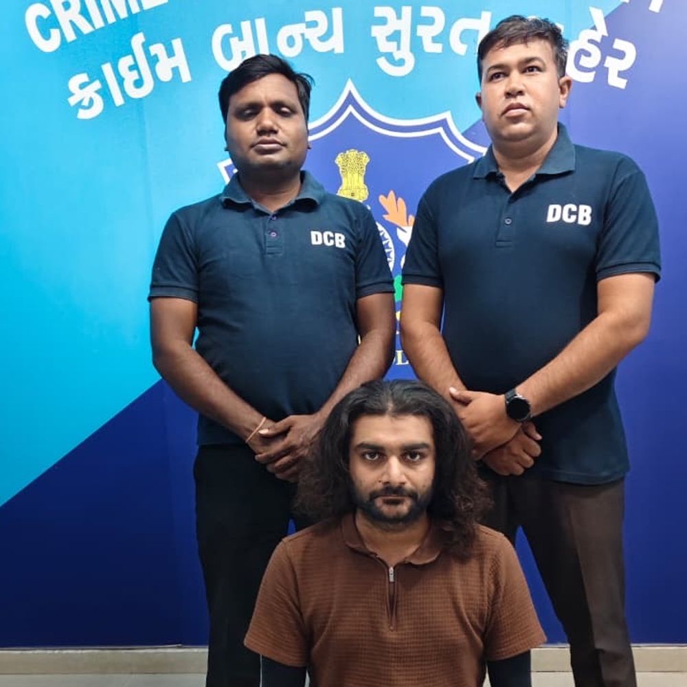 બેંક કર્મચારીના સ્વાંગમાં 65 લાખનું મોટું કૌભાંડ:બેંકમાં નોકરીનો દાવો કરી મિત્રોના નામે લોન લેનારો વોન્ટેડ આરોપી 1.5 વર્ષે ક્રાઈમ બ્રાન્ચના સકંજામાં