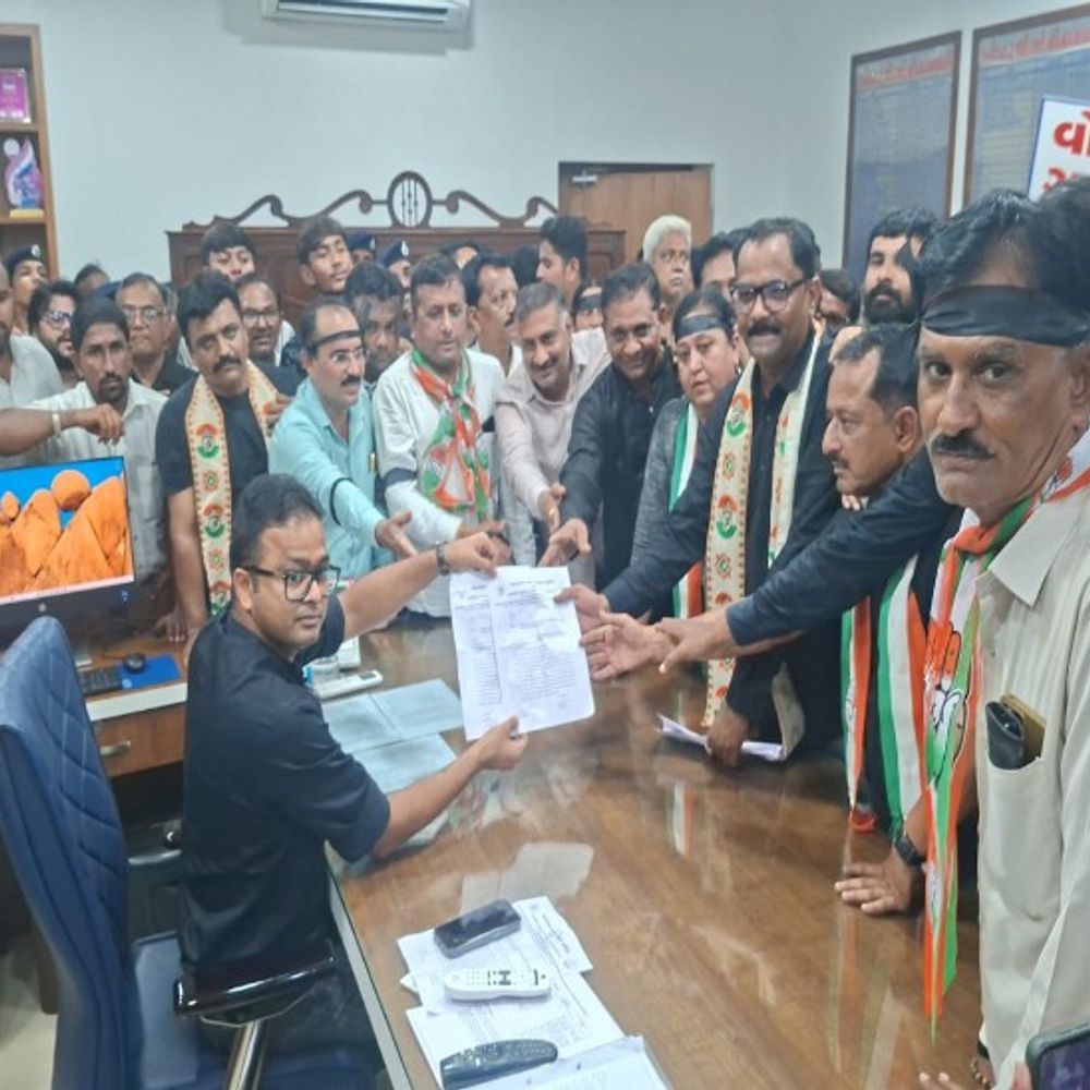 SIRના મુદ્દે ભાવનગર કોંગ્રેસ મેદાનમાં:જશોનાથ સર્કલથી કલેક્ટર કચેરી સુધી કોંગ્રેસની કાળા વસ્ત્રો પેહરી વિરોધ રેલી યોજી કલેક્ટરને આવેદનપત્ર પાઠવ્યું, પૂતળું સળગાવવાનો પ્રયાસ, પોલીસે કાર્યકરોની ટીંગાટોળી કરી અટકાયત કરાઈ